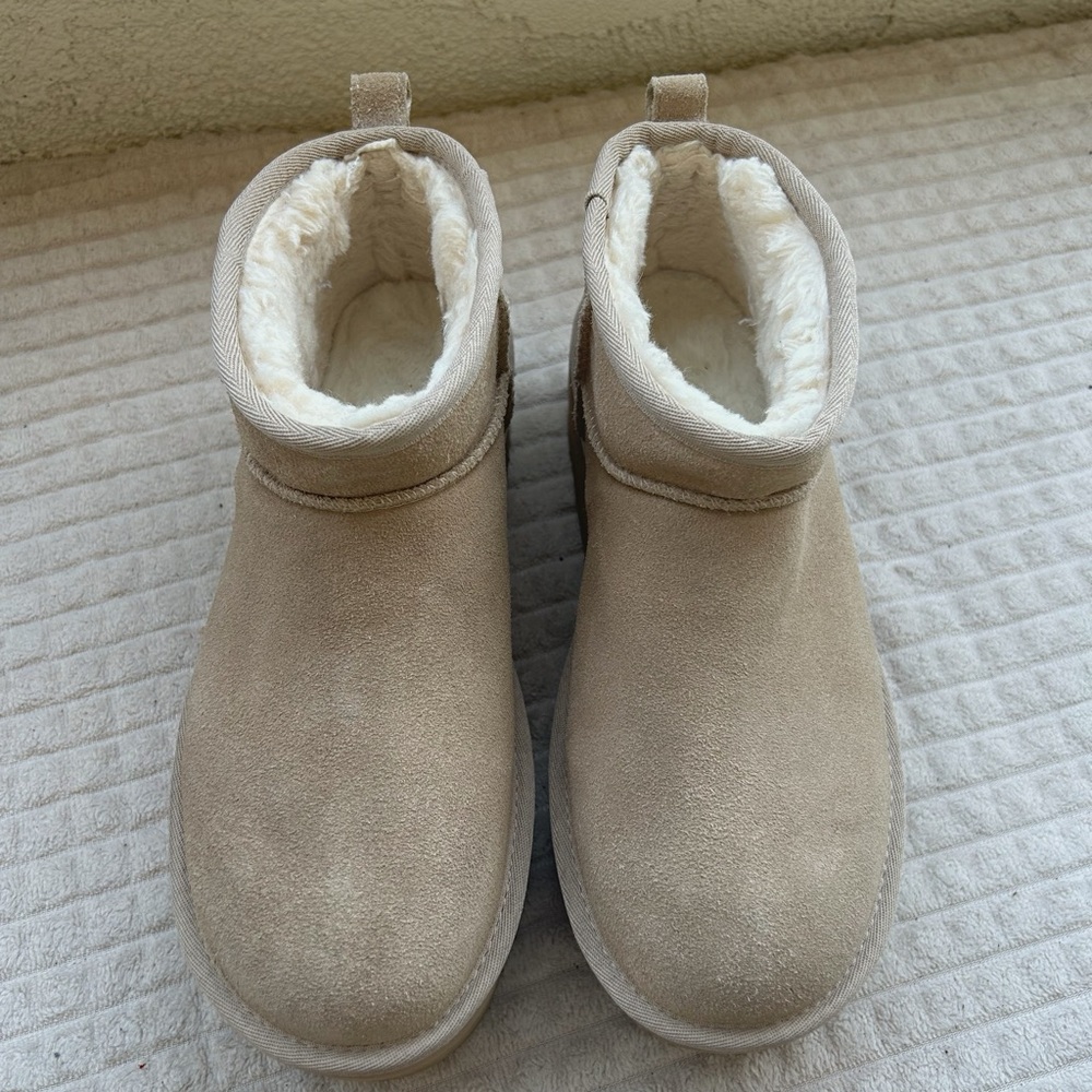 UGG Classic Ultra Mini Platform - Picture 2 of 5